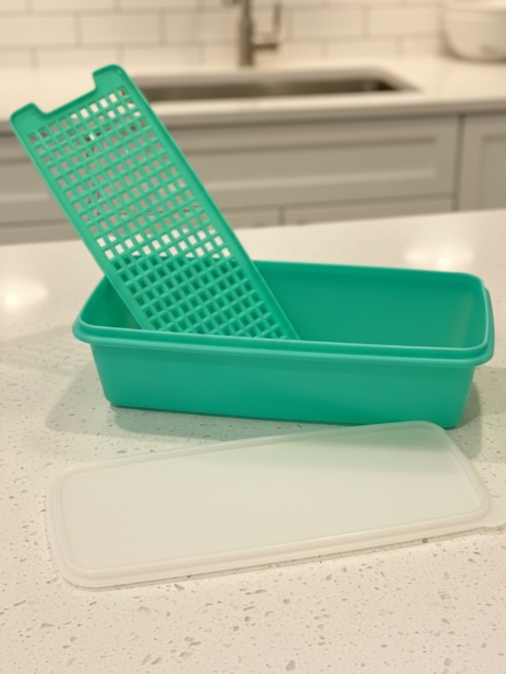 Vintage Tupperware #782 Jadeite Green Celery Bread Box with Lid and Insert - Picture 2 of 3
